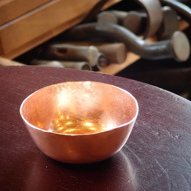 My first hand-made copper sake-cup. 打ち合わせを兼ねて銅打ち体験。お猪口つくった。