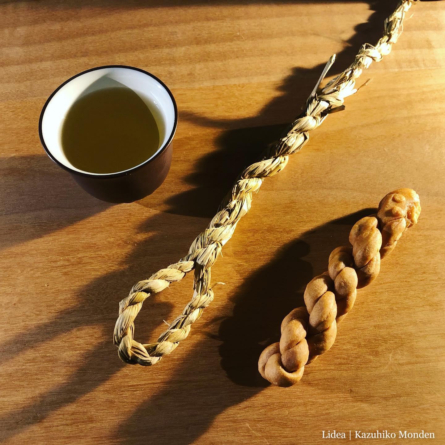 しめ縄作りの取材に行って、余った藁で輪っか付きの藁紐作った。隣は中華街のお菓子。