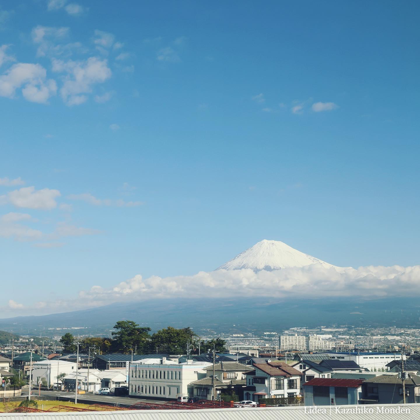 富士山。子供の頃は毎日のように見ていたが、最近は窓越しばっかり。